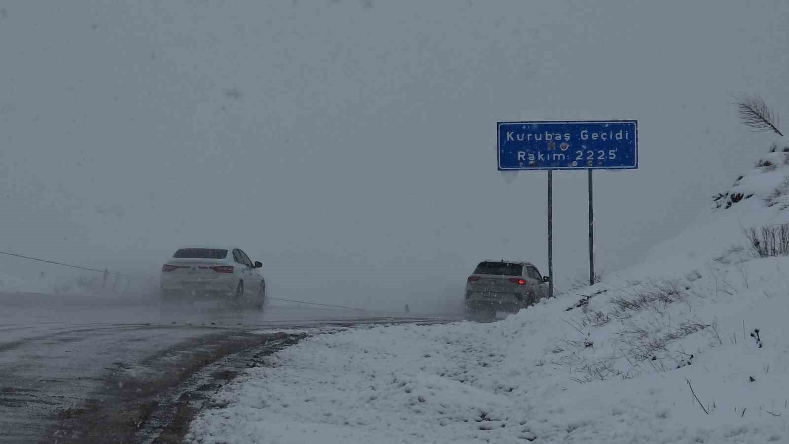 Van’da kaygan yolda devrilen kamyonette 1 kişi yaralandı

