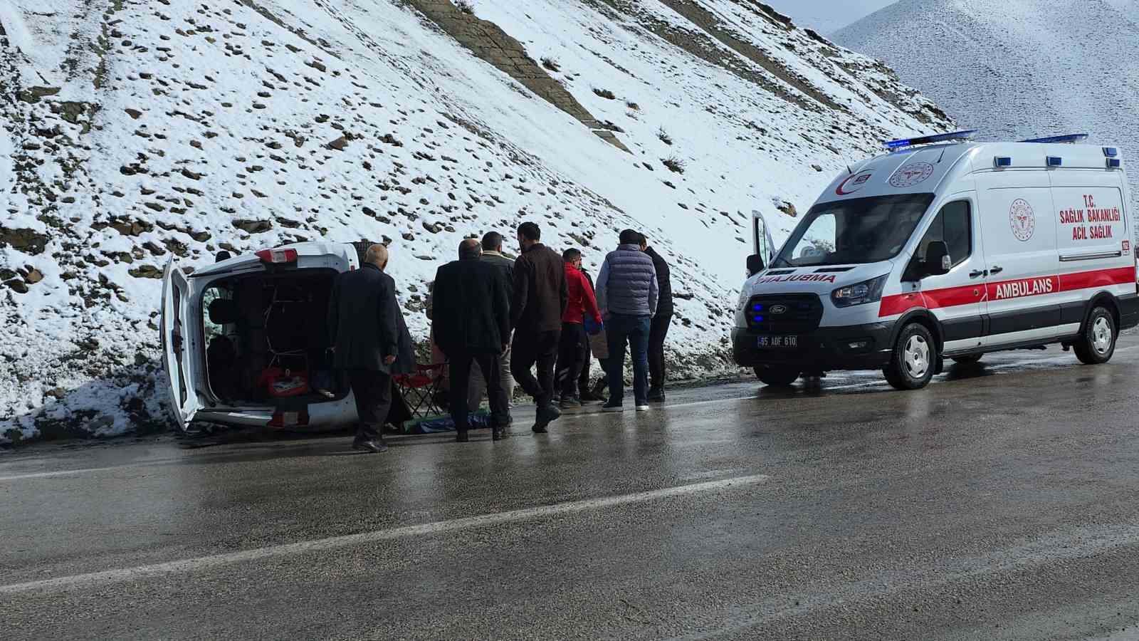 Van’da kaygan yolda devrilen kamyonette 1 kişi yaralandı

