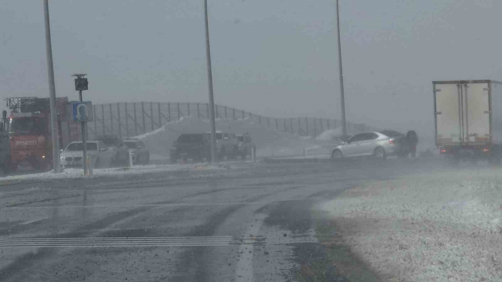 Van’da Kaymakamın bulunduğu otomobil kaza yaptı
