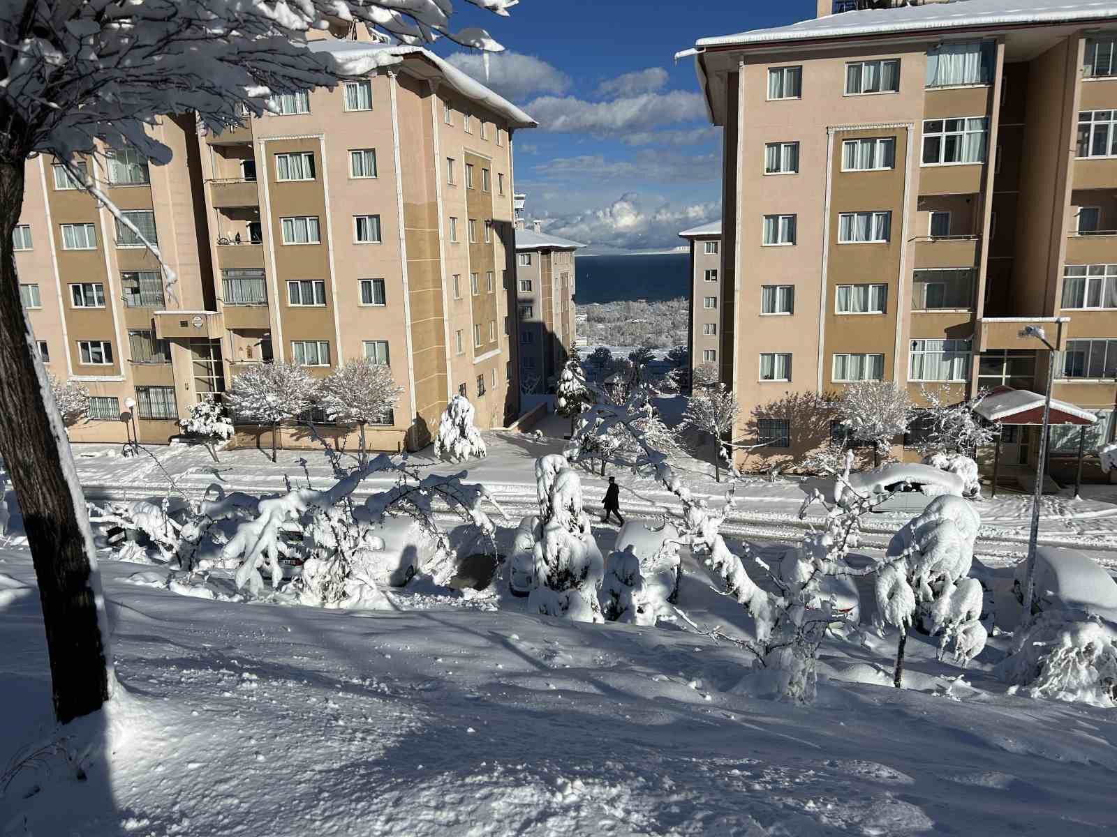 Van’da kış mevsiminin son günlerinde kar bereketi
