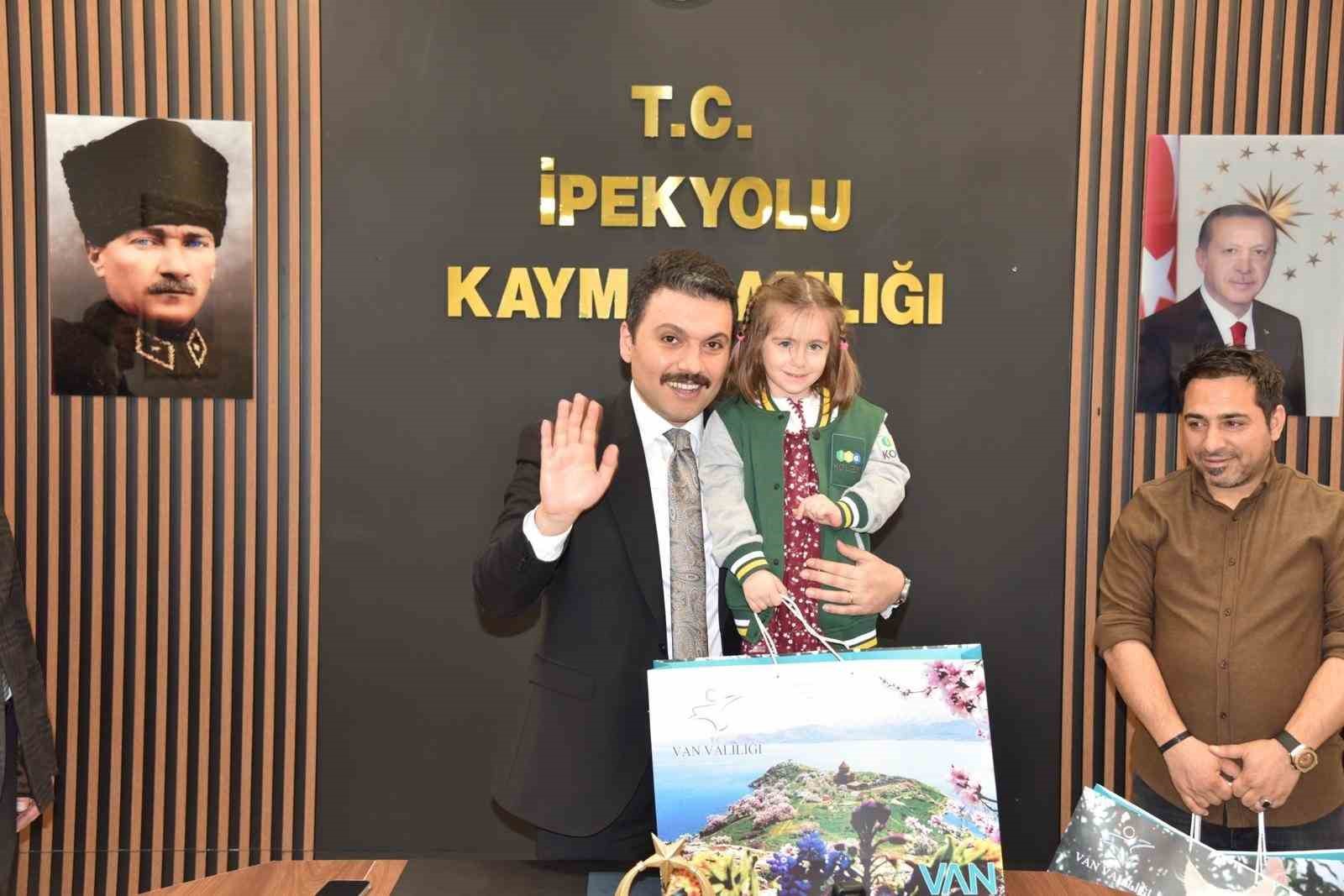 Van’da kitap okuma yarışmasında dereceye girenler ödüllendirildi
