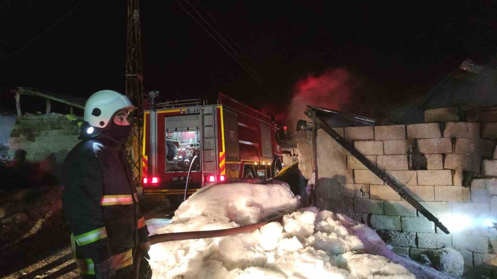 Van’da korkutan ahır yangını: 3 inek son anda kurtarıldı
