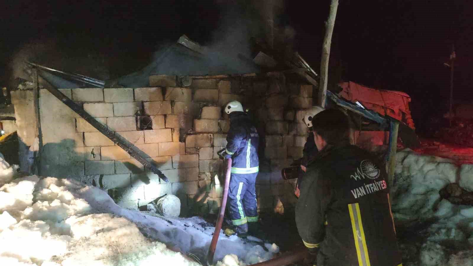 Van’da korkutan ahır yangını: 3 inek son anda kurtarıldı
