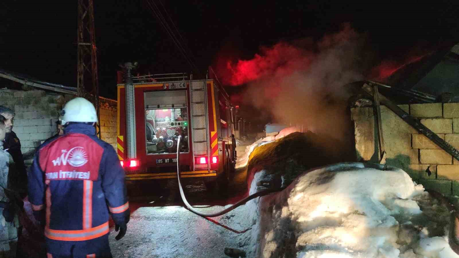 Van’da korkutan ahır yangını: 3 inek son anda kurtarıldı

