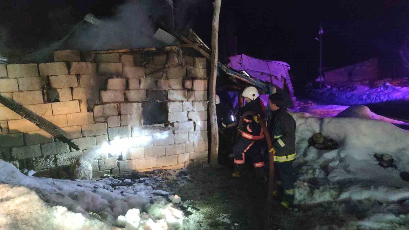 Van’da korkutan ahır yangını: 3 inek son anda kurtarıldı
