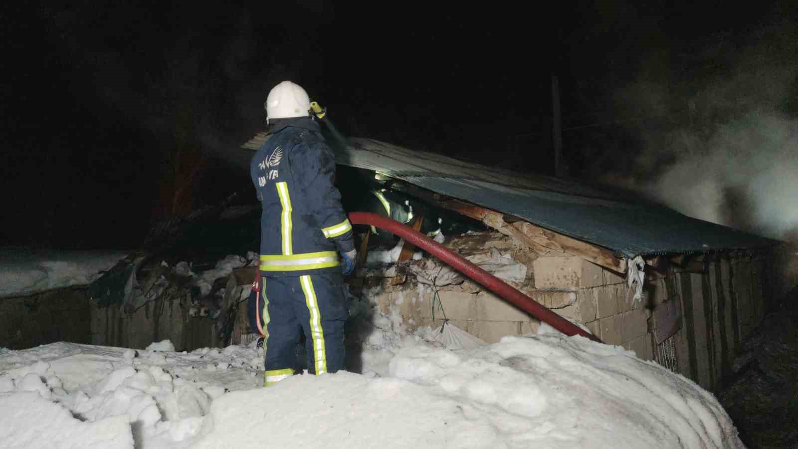 Van’da korkutan ahır yangını: 3 inek son anda kurtarıldı
