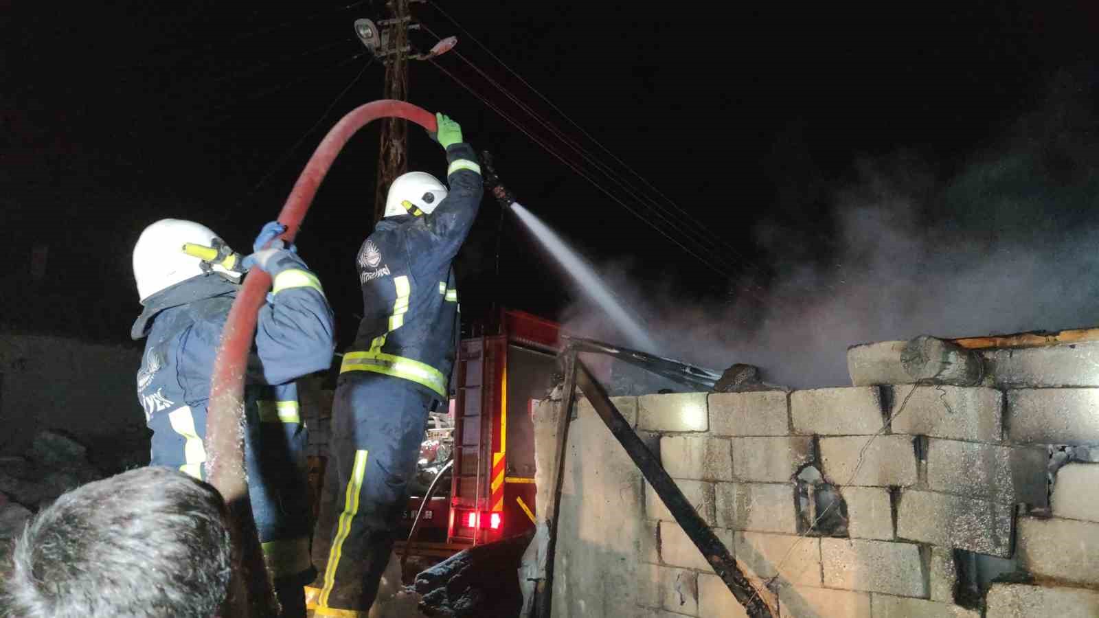 Van’da korkutan ahır yangını: 3 inek son anda kurtarıldı
