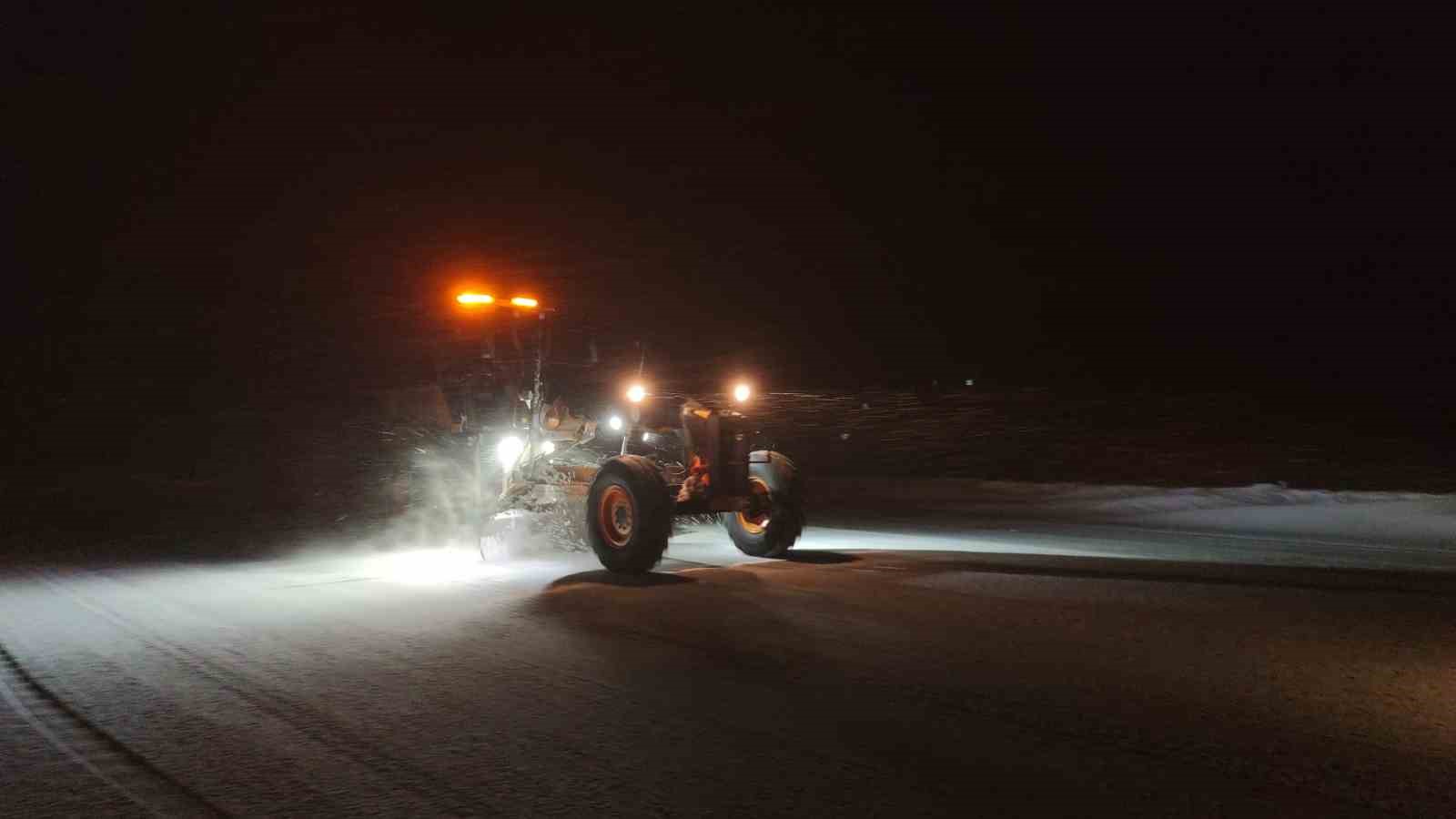 Van’da Kurubaş Geçidi’nde kar ve tipi ulaşımı olumsuz etkiliyor
