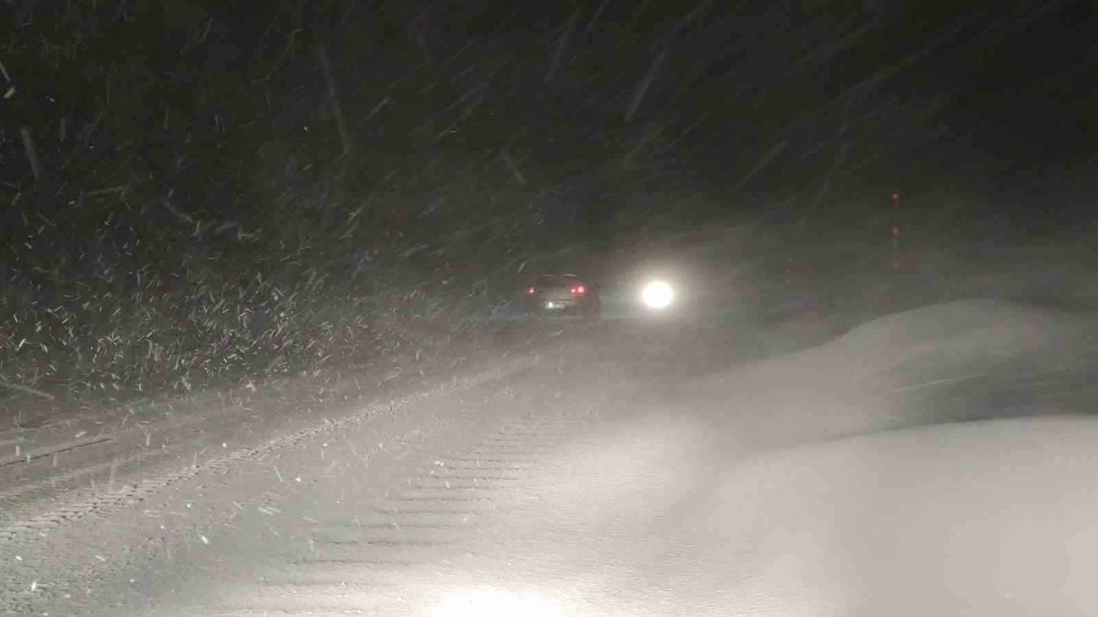 Van’da Kurubaş Geçidi’nde kar ve tipi ulaşımı olumsuz etkiliyor
