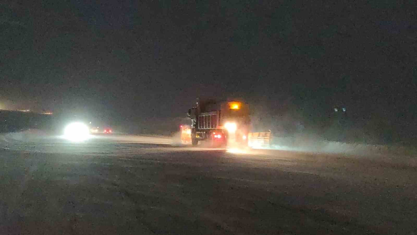 Van’da Kurubaş Geçidi’nde kar ve tipi ulaşımı olumsuz etkiliyor
