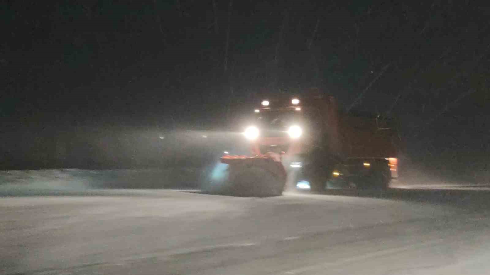 Van’da Kurubaş Geçidi’nde kar ve tipi ulaşımı olumsuz etkiliyor
