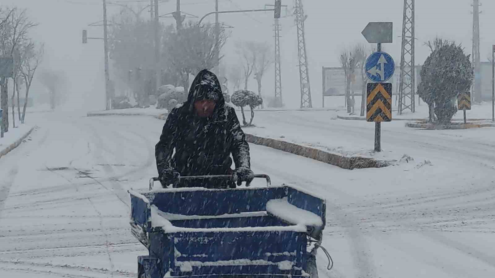 Van’da lapa lapa kar yağdı: 405 yerleşim yerinin yolu kapalı
