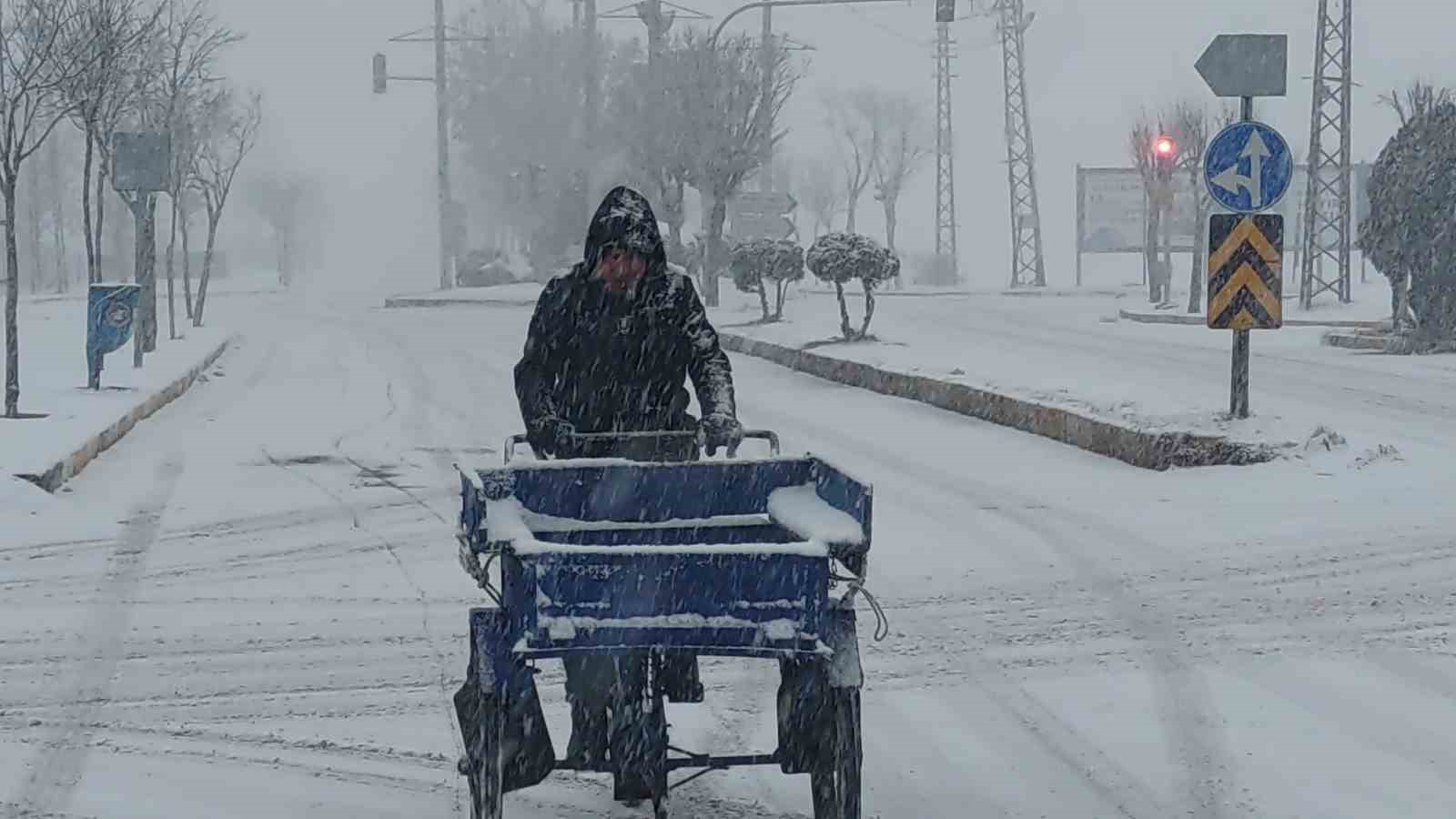 Van’da lapa lapa kar yağdı: 405 yerleşim yerinin yolu kapalı
