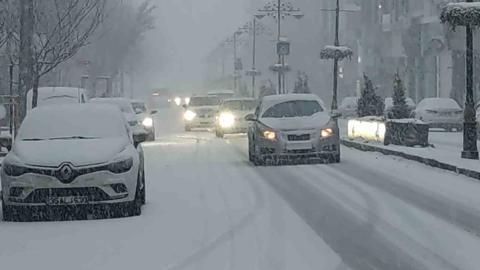 Van’da lapa lapa kar yağdı: 405 yerleşim yerinin yolu kapalı
