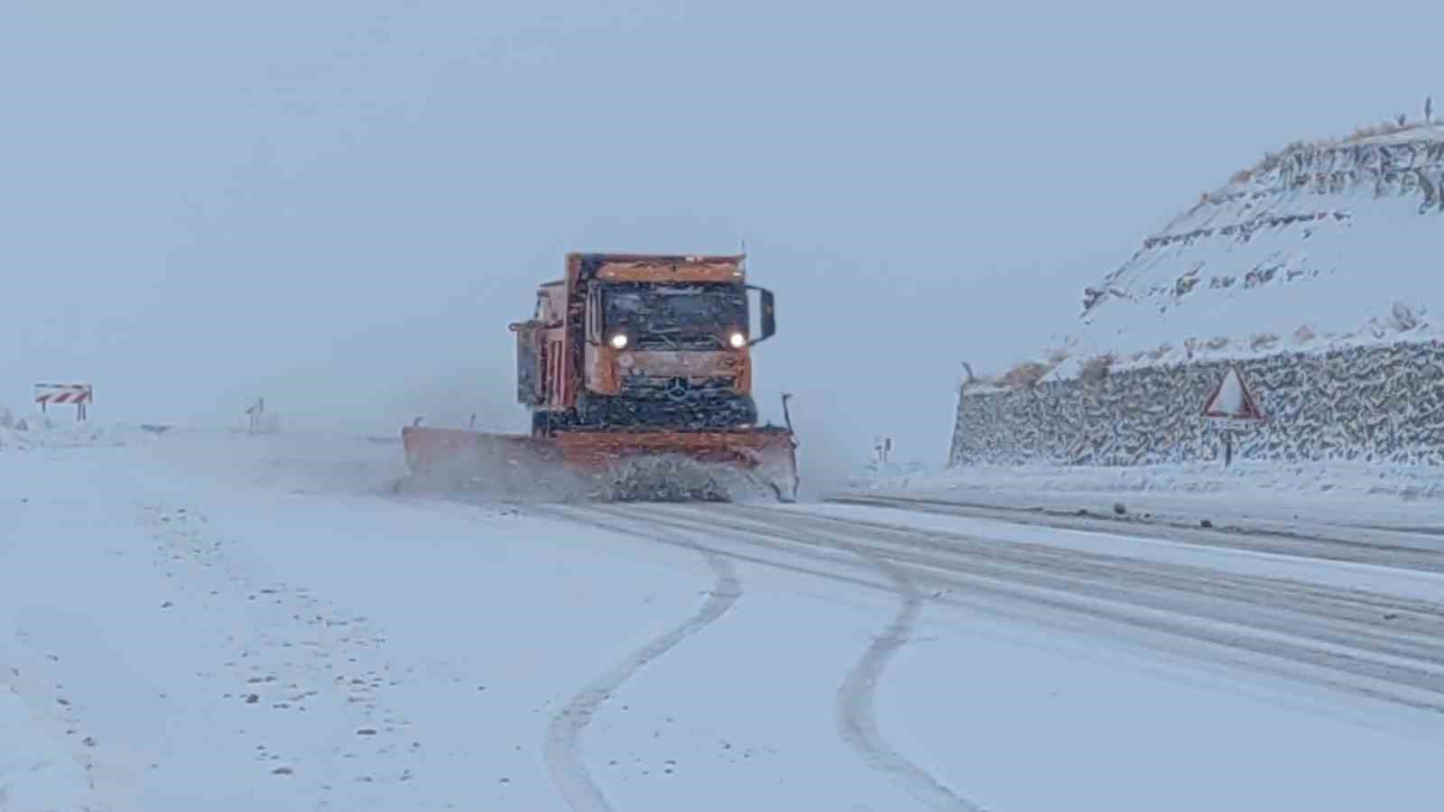 Van’da lapa lapa kar yağdı: 405 yerleşim yerinin yolu kapalı

