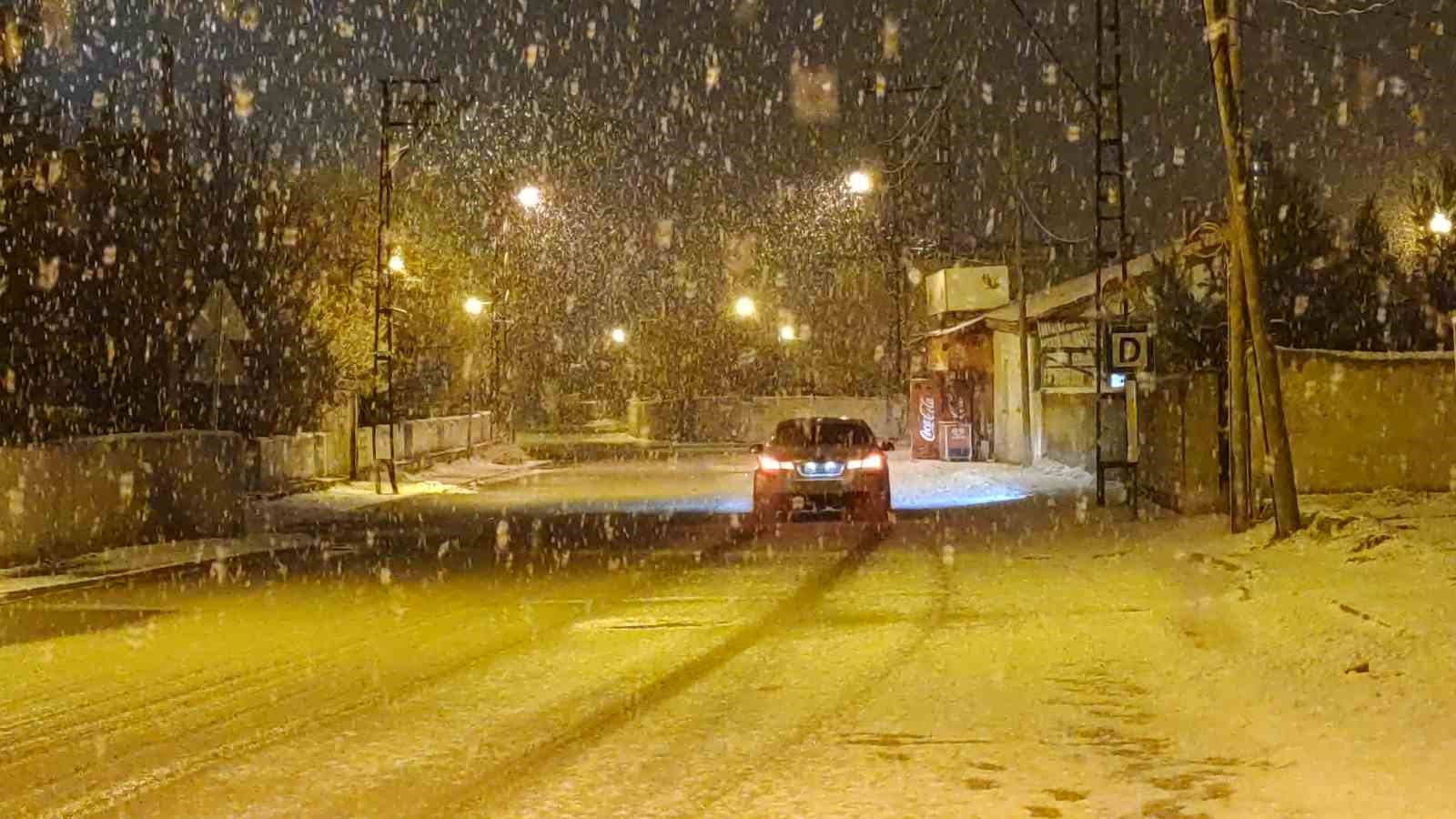 Van’da lapa lapa kar yağdı
