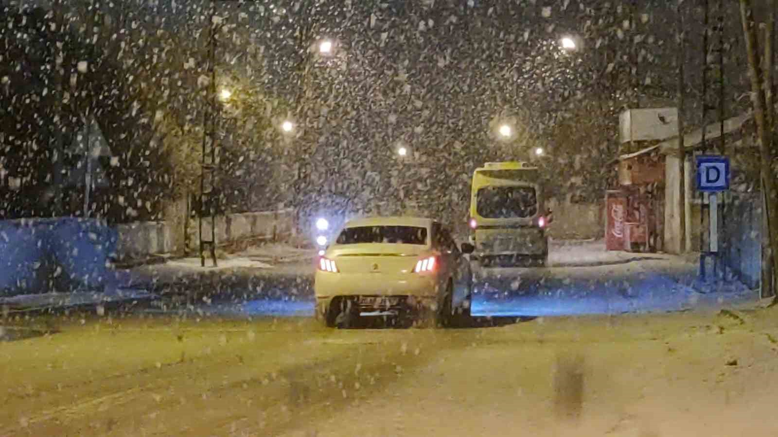 Van’da lapa lapa kar yağdı
