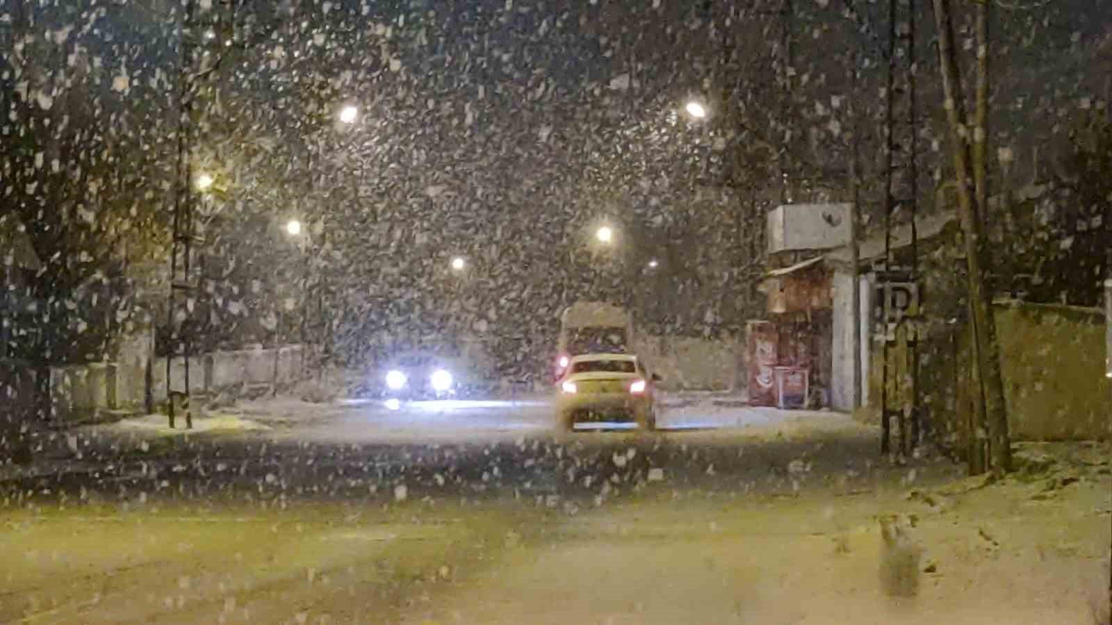 Van’da lapa lapa kar yağdı
