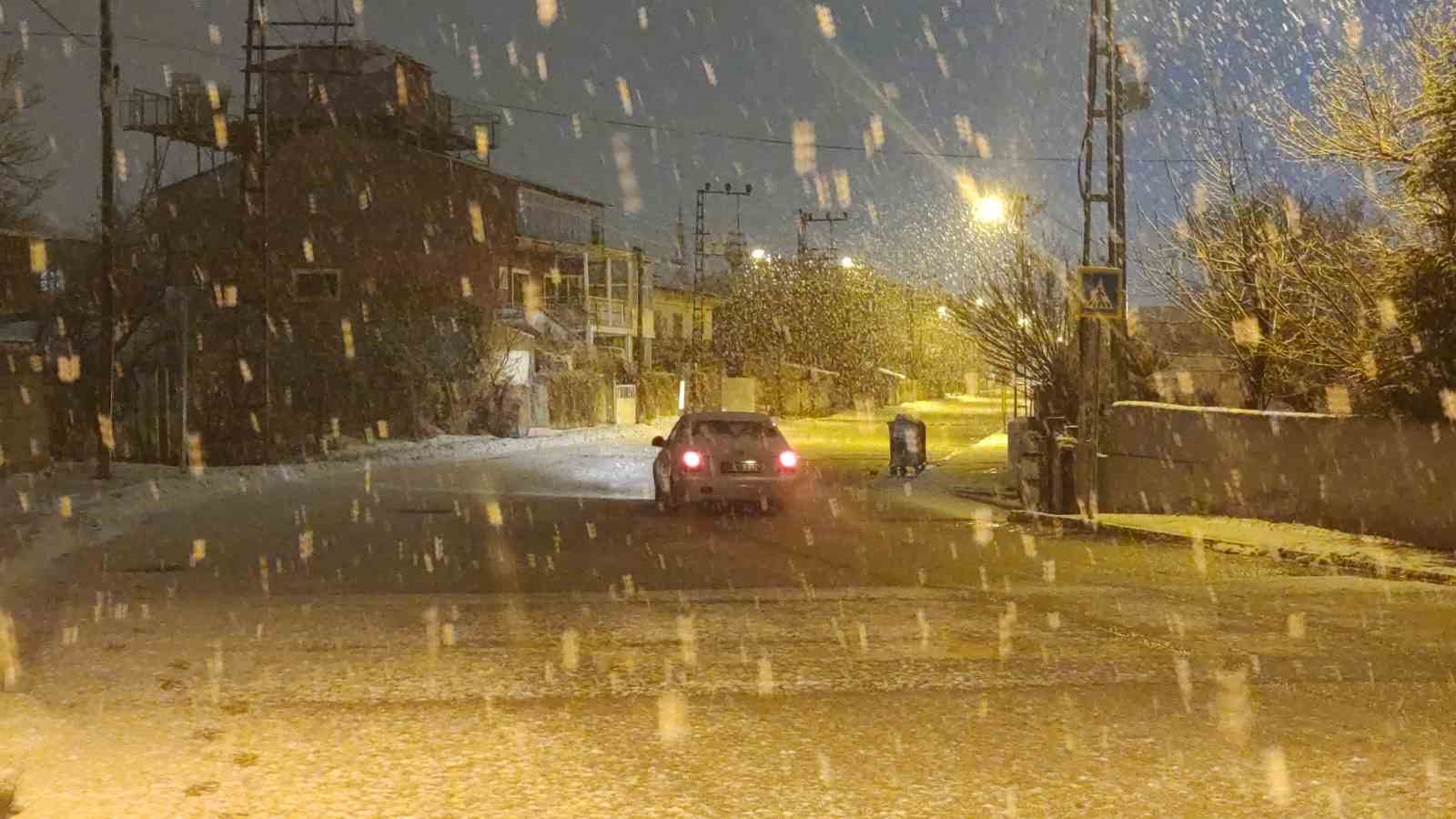 Van’da lapa lapa kar yağdı
