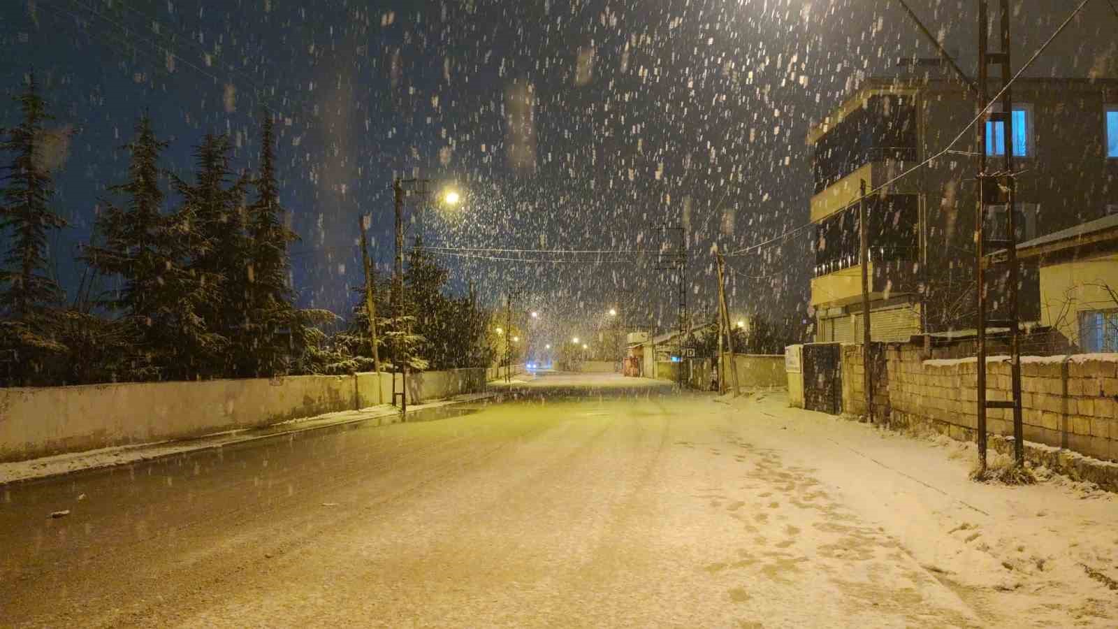 Van’da lapa lapa kar yağdı
