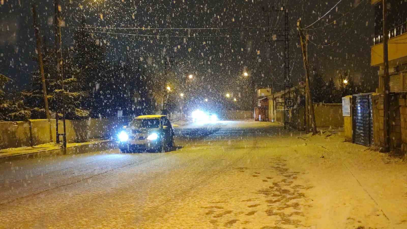 Van’da lapa lapa kar yağdı
