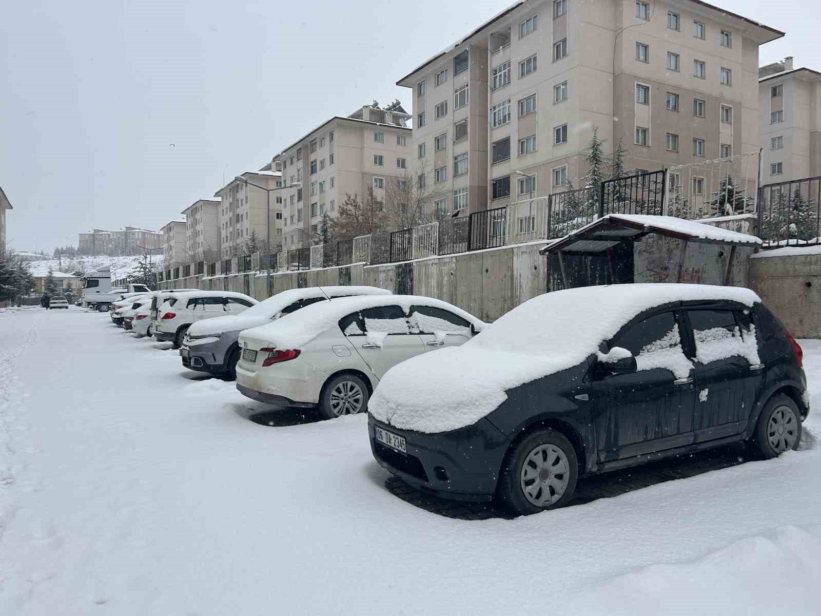 Van’da mart ayı kapıdan baktırdı: Kar yağışı ulaşımı durdurdu

