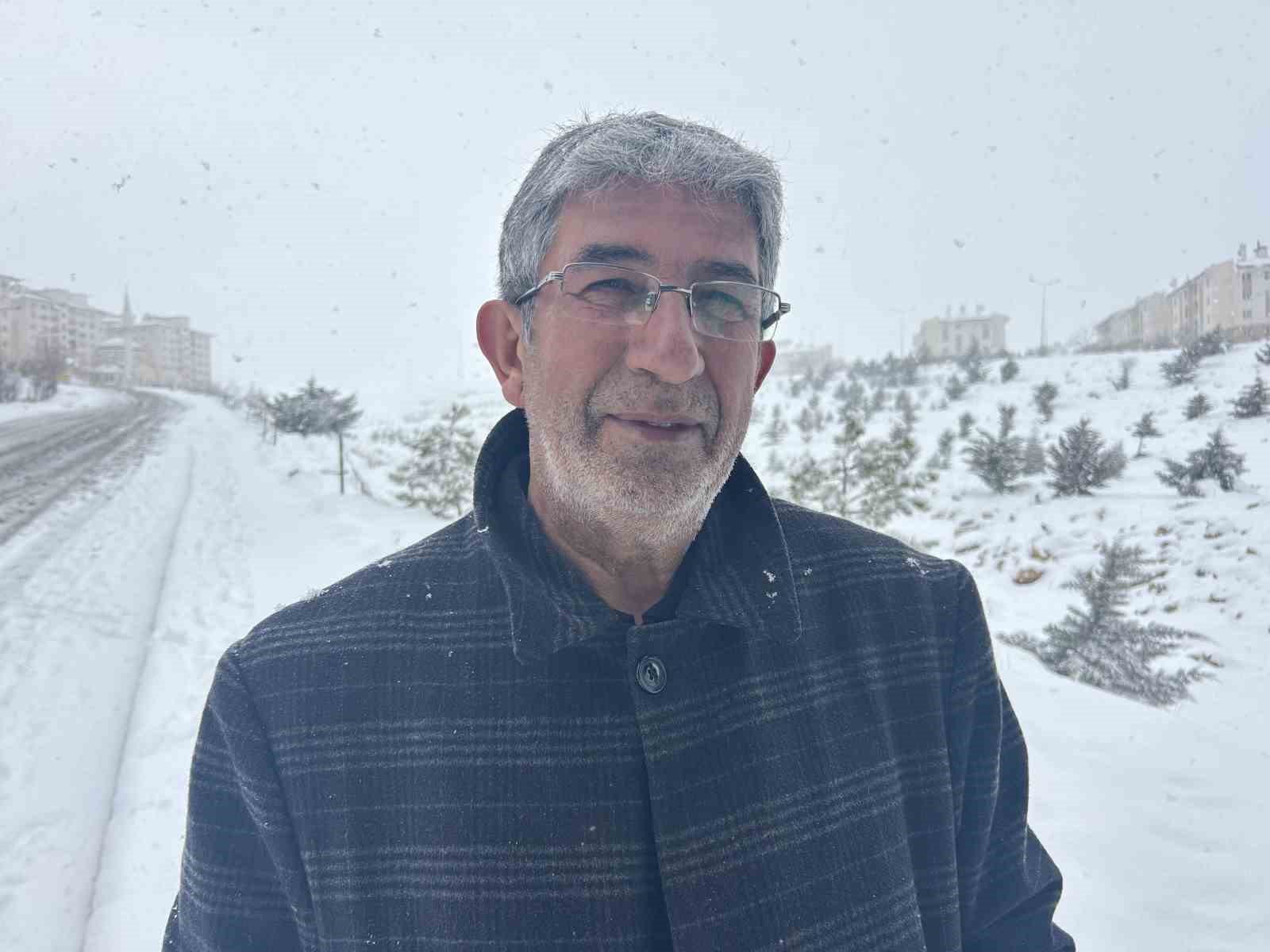 Van’da mart ayı kapıdan baktırdı: Kar yağışı ulaşımı durdurdu
