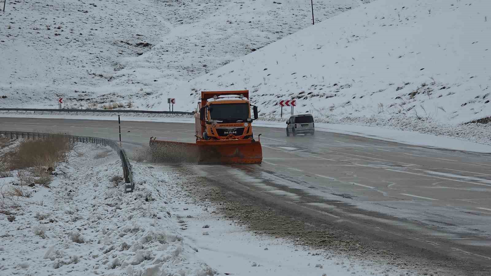 Van’da Mart sürprizi: Bahar beklerken kar kapıya dayandı
