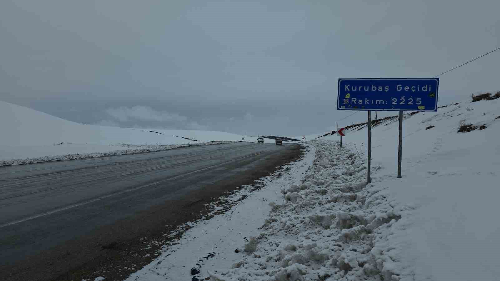 Van’da Mart sürprizi: Bahar beklerken kar kapıya dayandı
