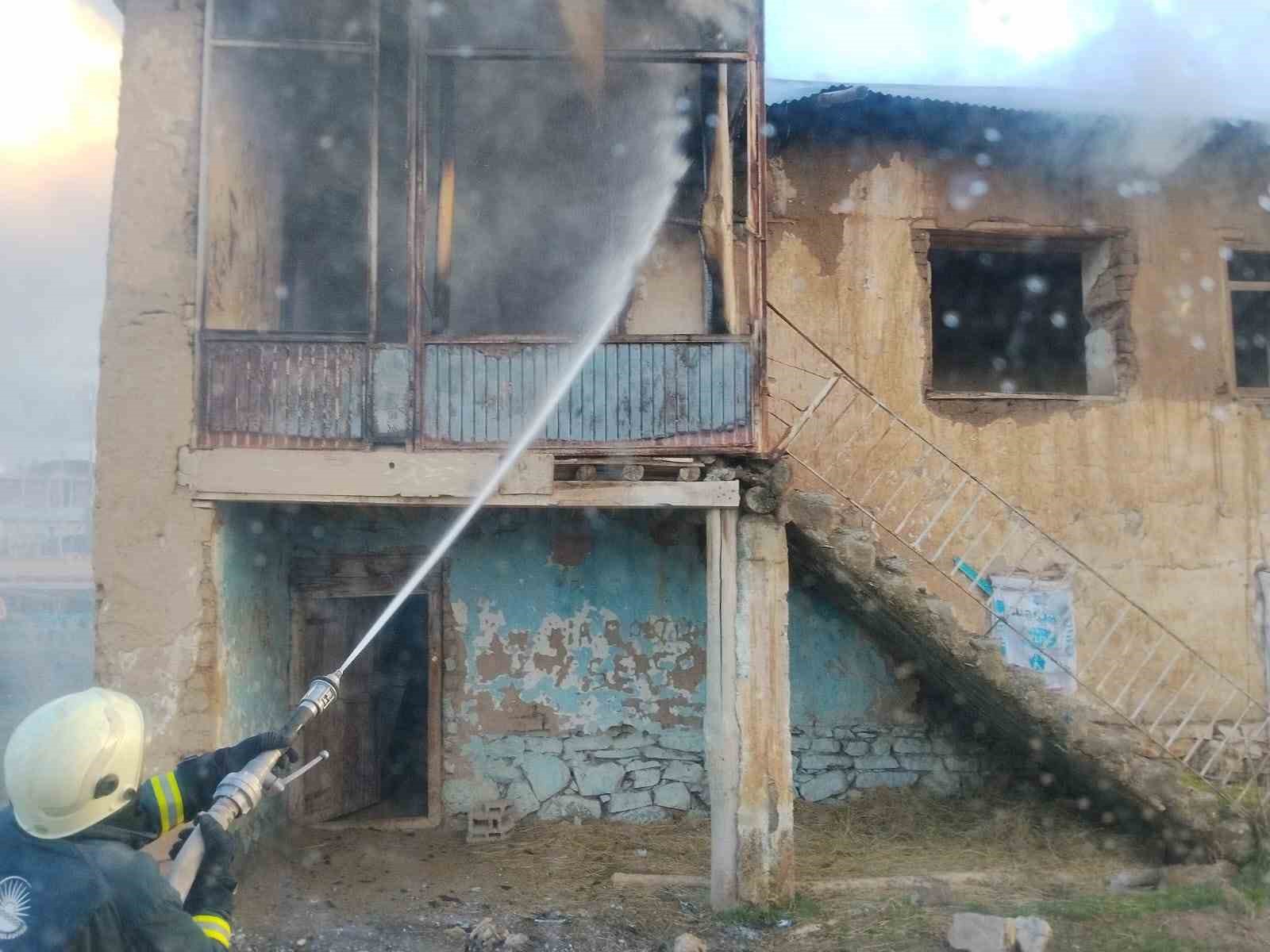 Van’da metruk binada yangın
