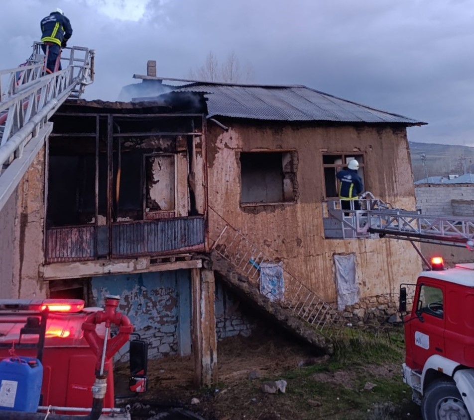 Van’da metruk binada yangın
