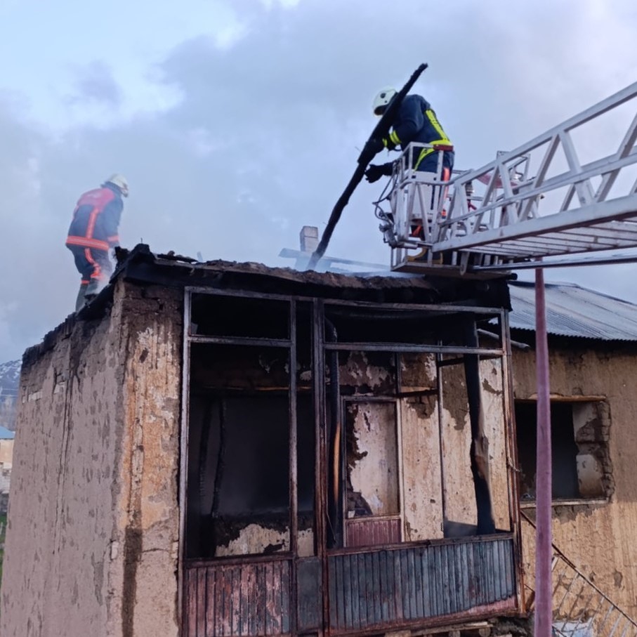 Van’da metruk binada yangın
