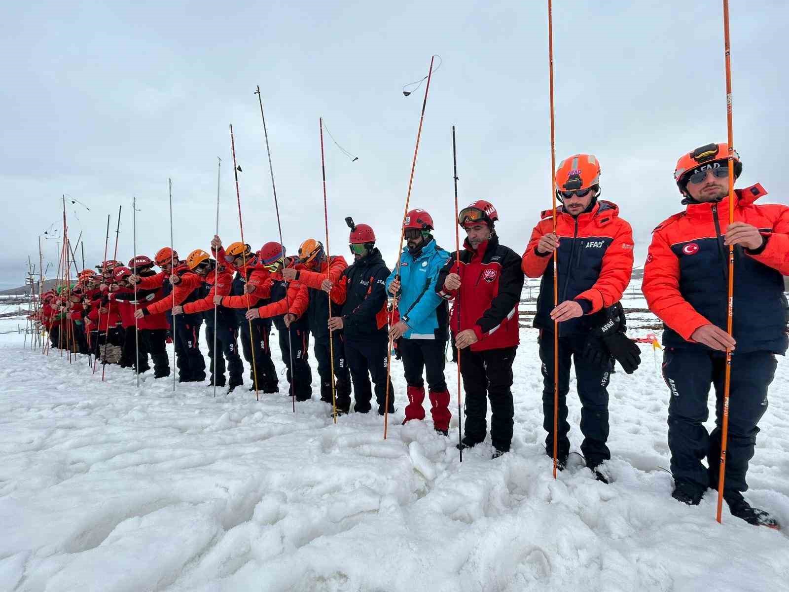 Van’da nefes kesen çığ tatbikatı gerçeği aratmadı
