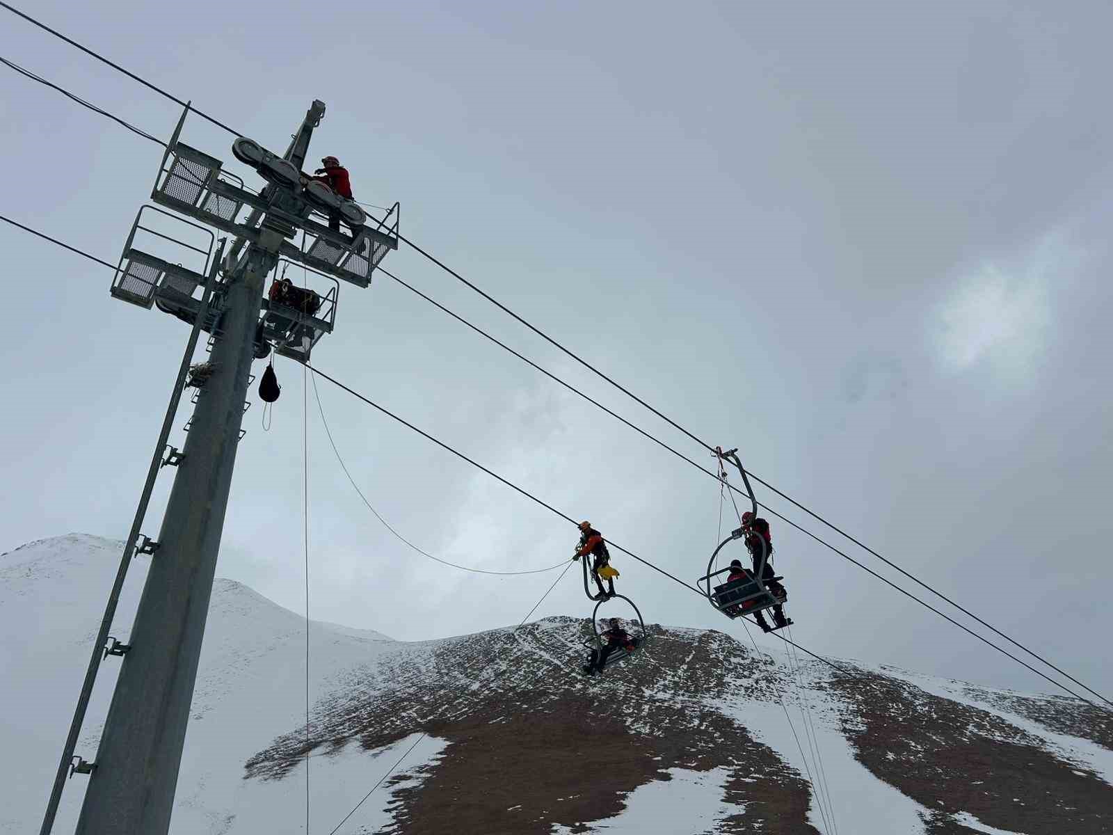 Van’da nefes kesen çığ tatbikatı gerçeği aratmadı
