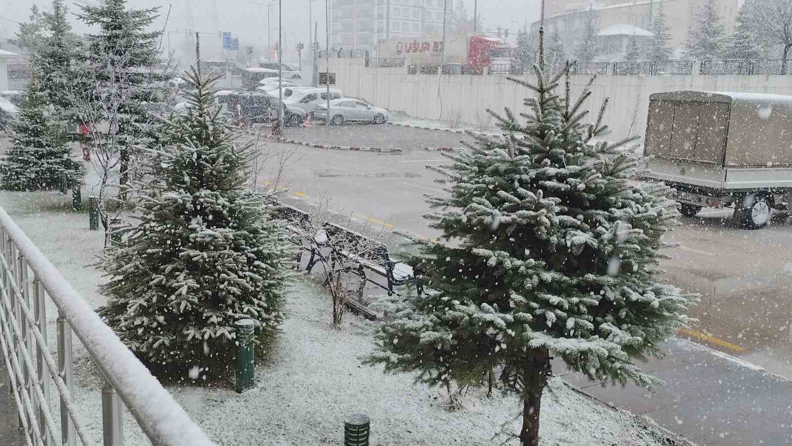 Van’da nisan ayında her yer beyaza büründü
