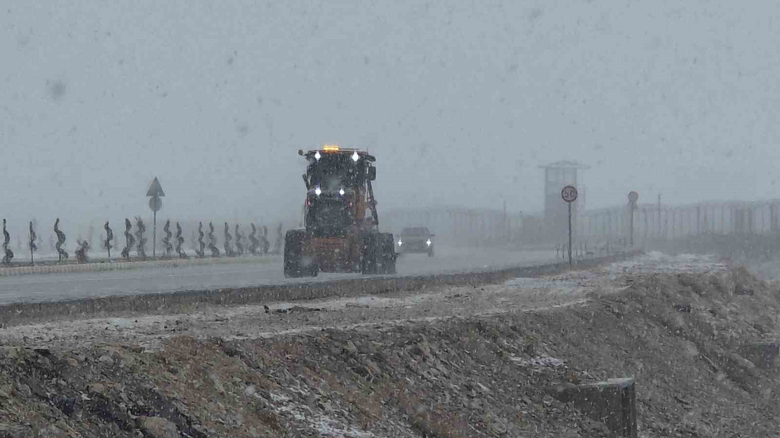 Van’da nisan karı: 93 yerleşim yerinin yolu kapandı, İzmir uçağı inemedi

