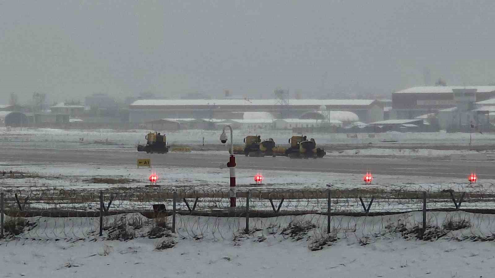 Van’da nisan karı: 93 yerleşim yerinin yolu kapandı, İzmir uçağı inemedi
