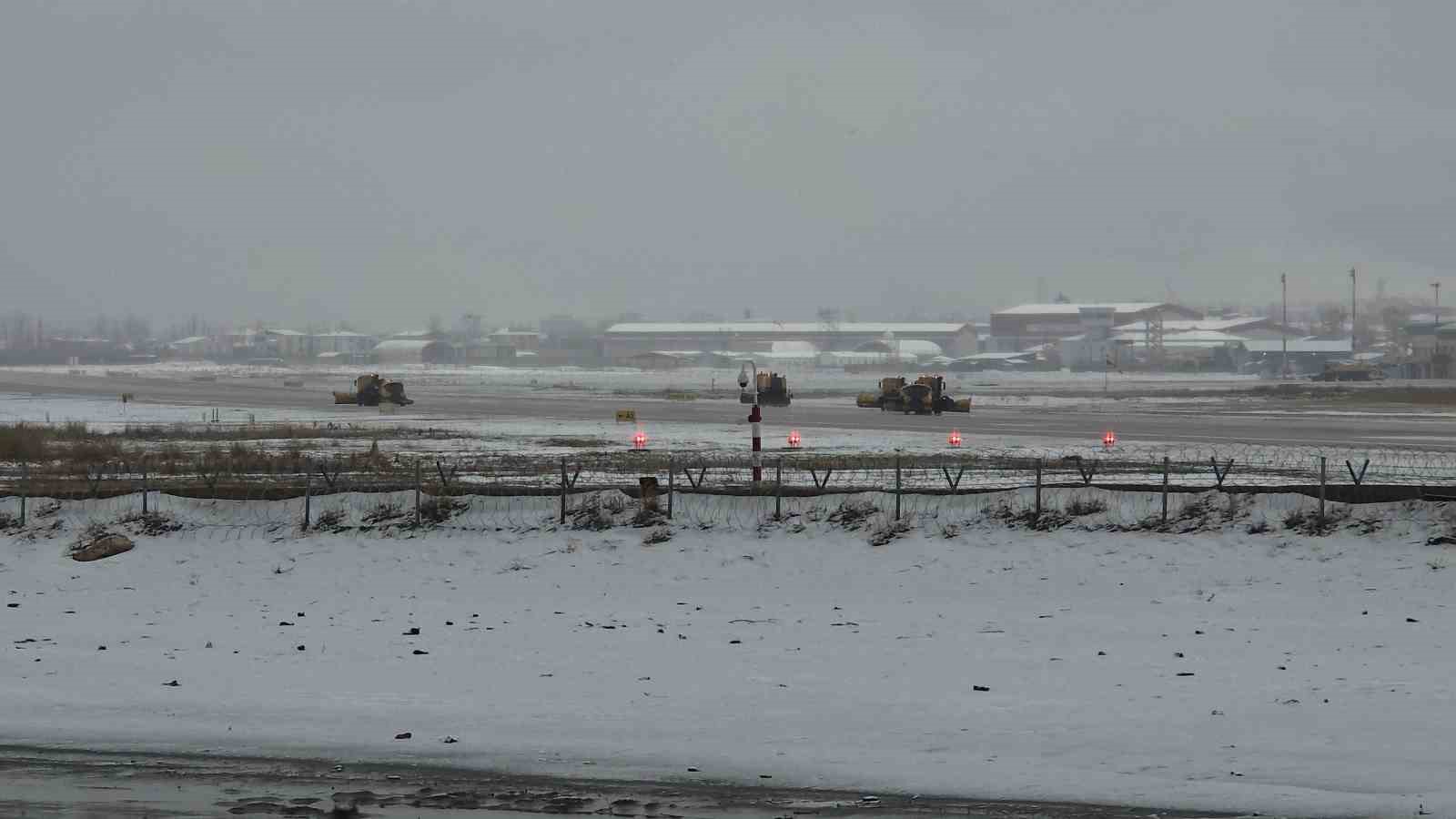 Van’da nisan karı: 93 yerleşim yerinin yolu kapandı, İzmir uçağı inemedi

