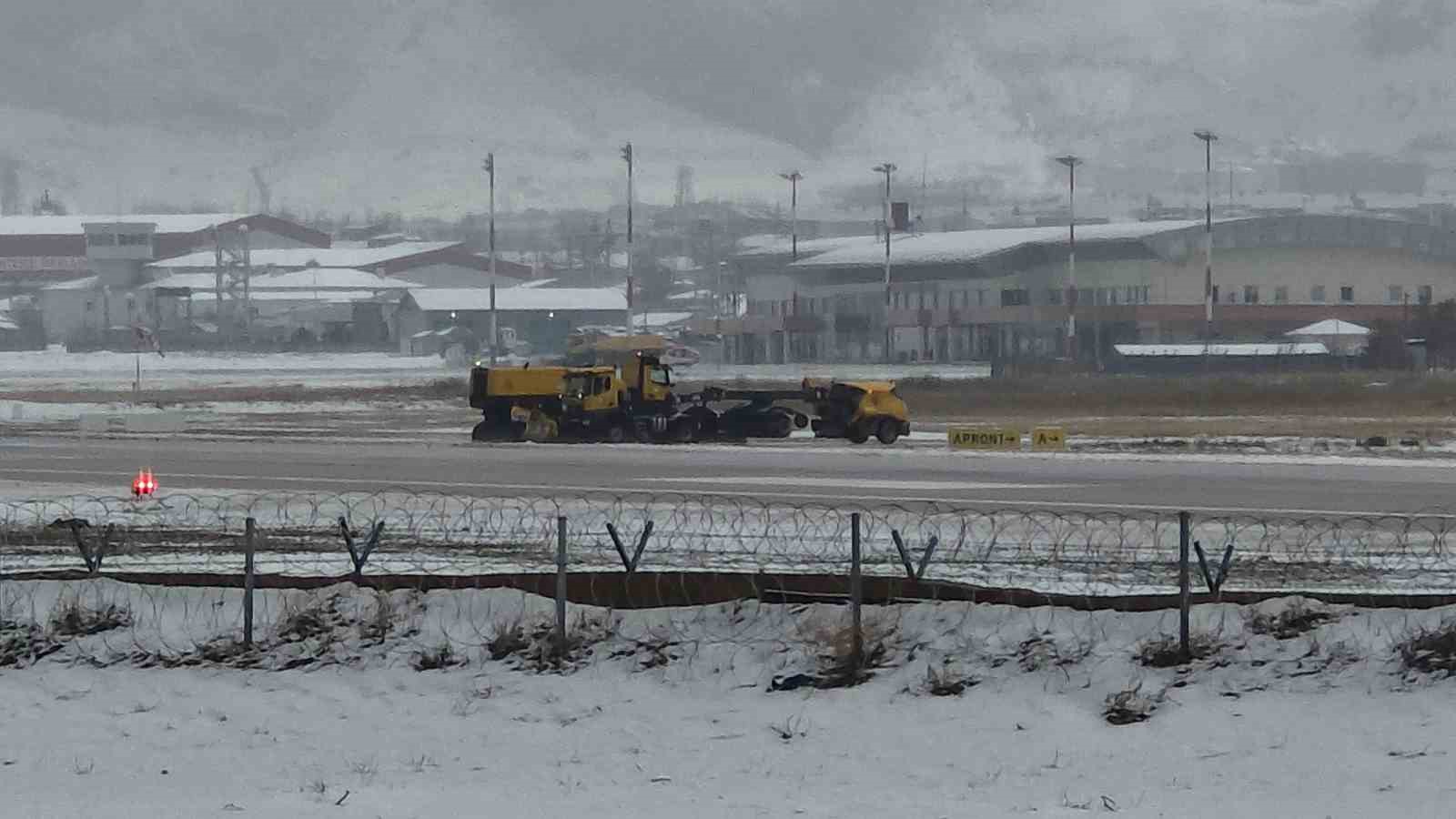 Van’da nisan karı: 93 yerleşim yerinin yolu kapandı, İzmir uçağı inemedi

