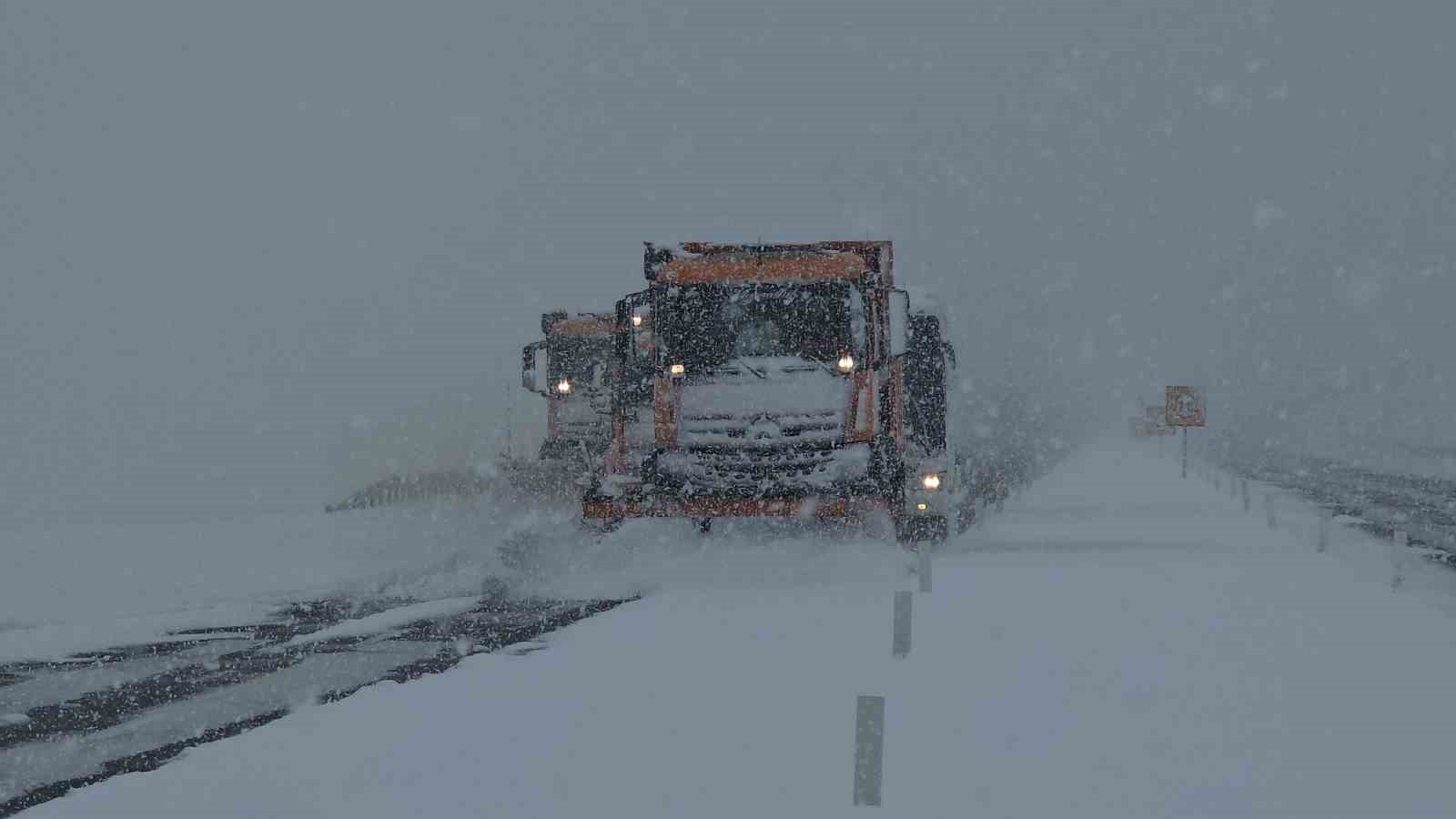 Van’da nisan sürprizi: Lapa lapa kar yağışı şehri beyaza bürüdü
