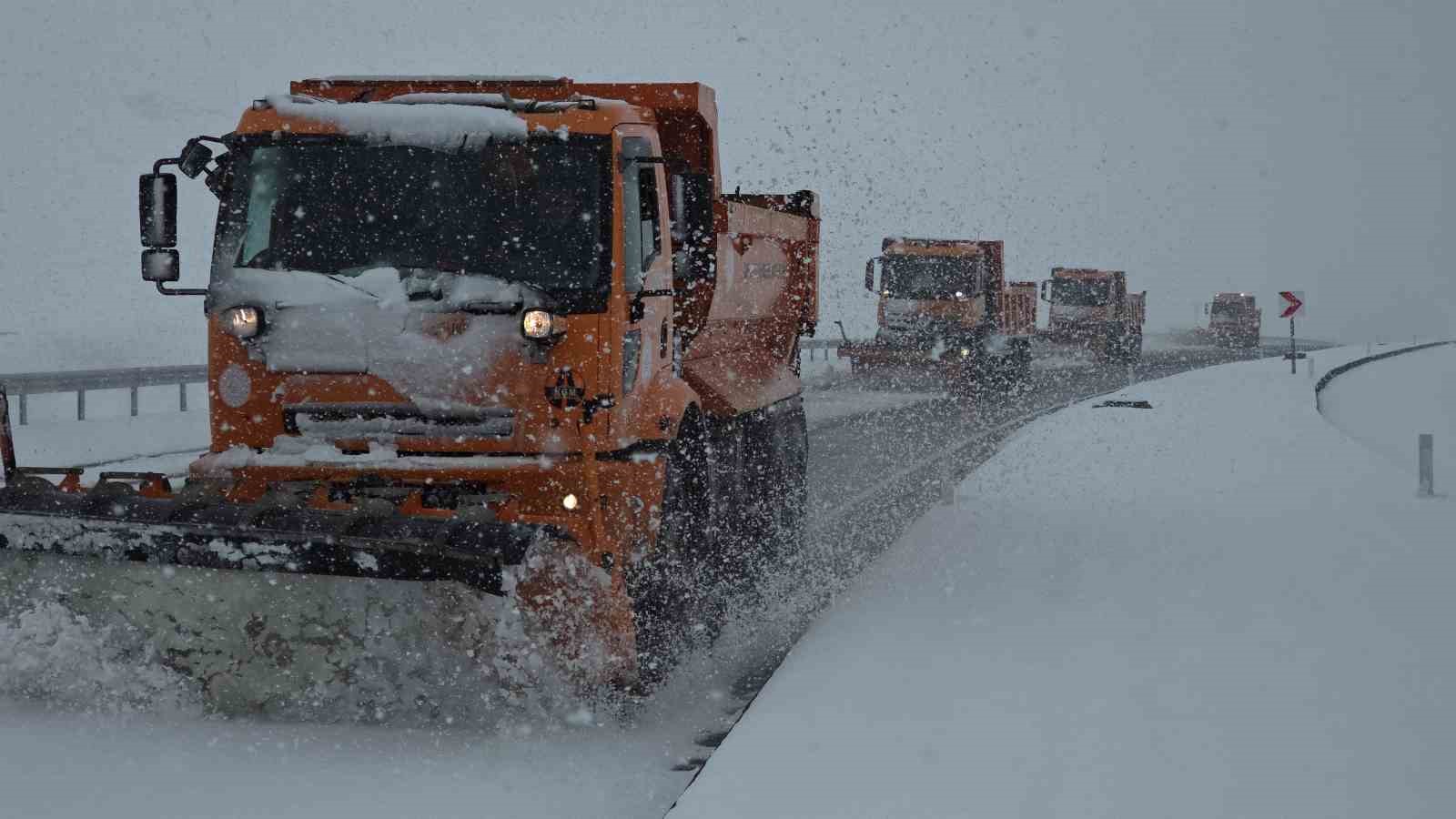 Van’da nisan sürprizi: Lapa lapa kar yağışı şehri beyaza bürüdü
