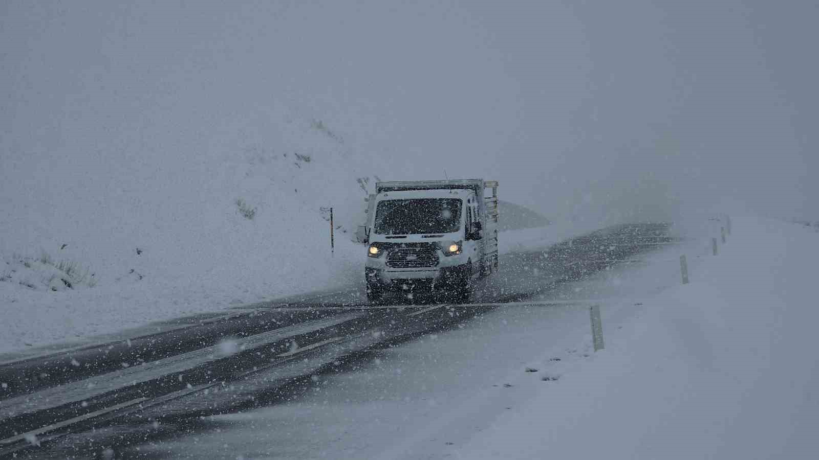Van’da nisan sürprizi: Lapa lapa kar yağışı şehri beyaza bürüdü
