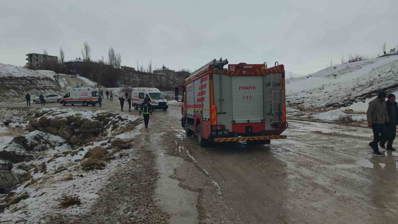 Van’da otomobil dereye uçtu: 3 yaralı

