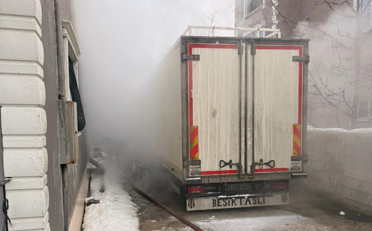 Van’da park halindeki kamyonet yandı
