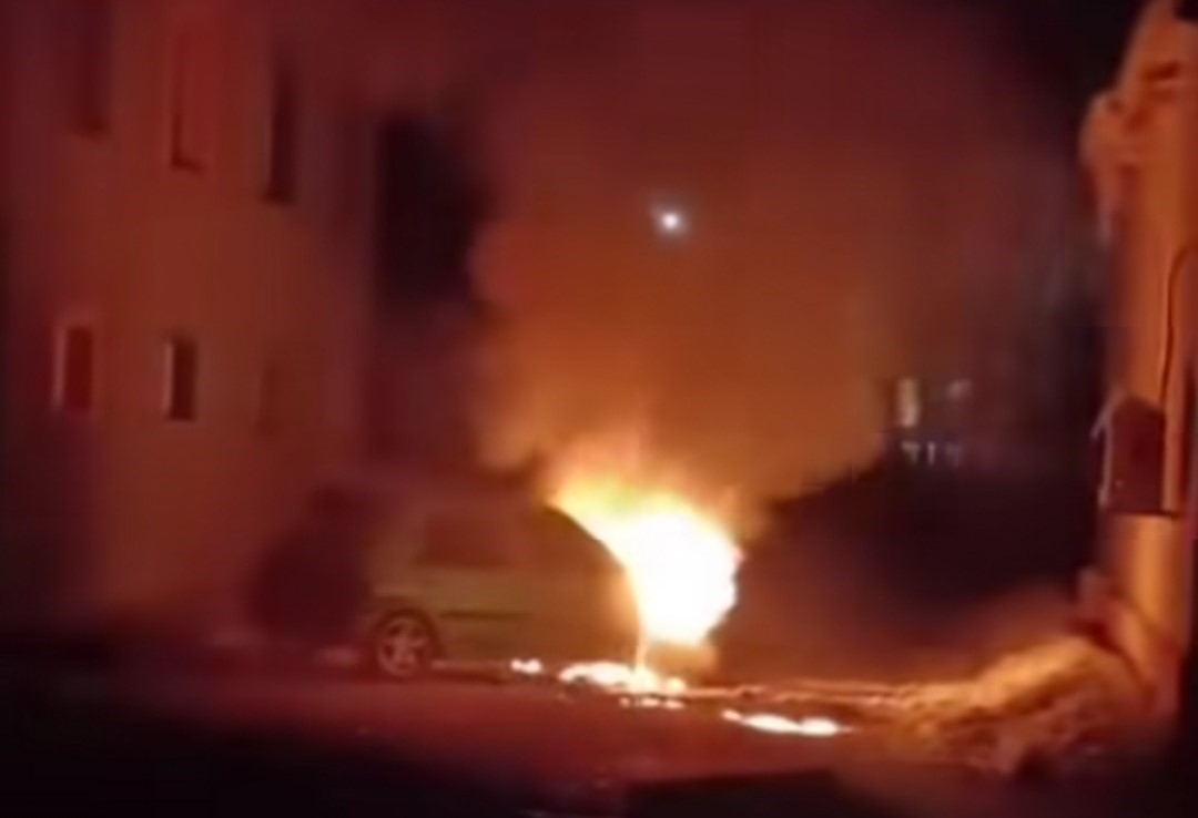 Van’da park halindeki otomobil yandı
