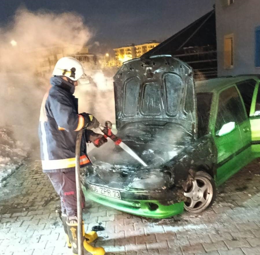 Van’da park halindeki otomobil yandı
