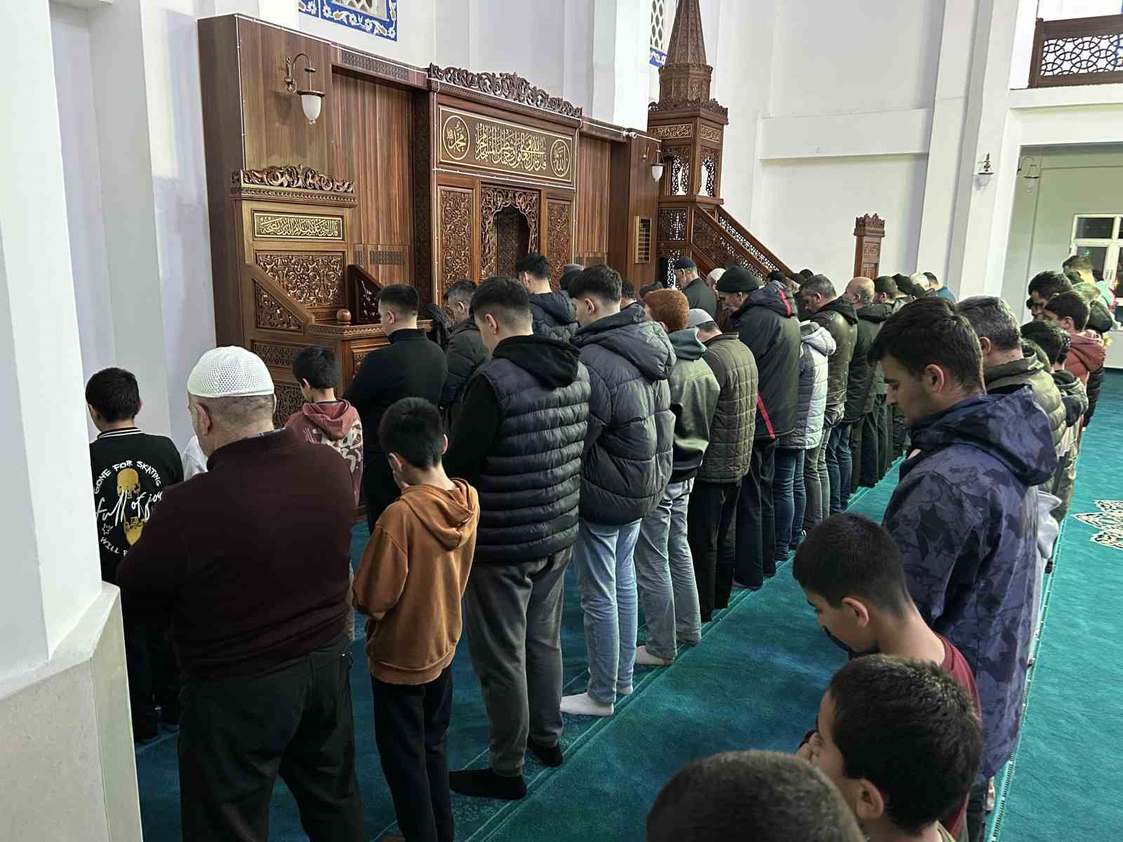 Van’da Ramazan ayının ilk teravih namazı kılındı
