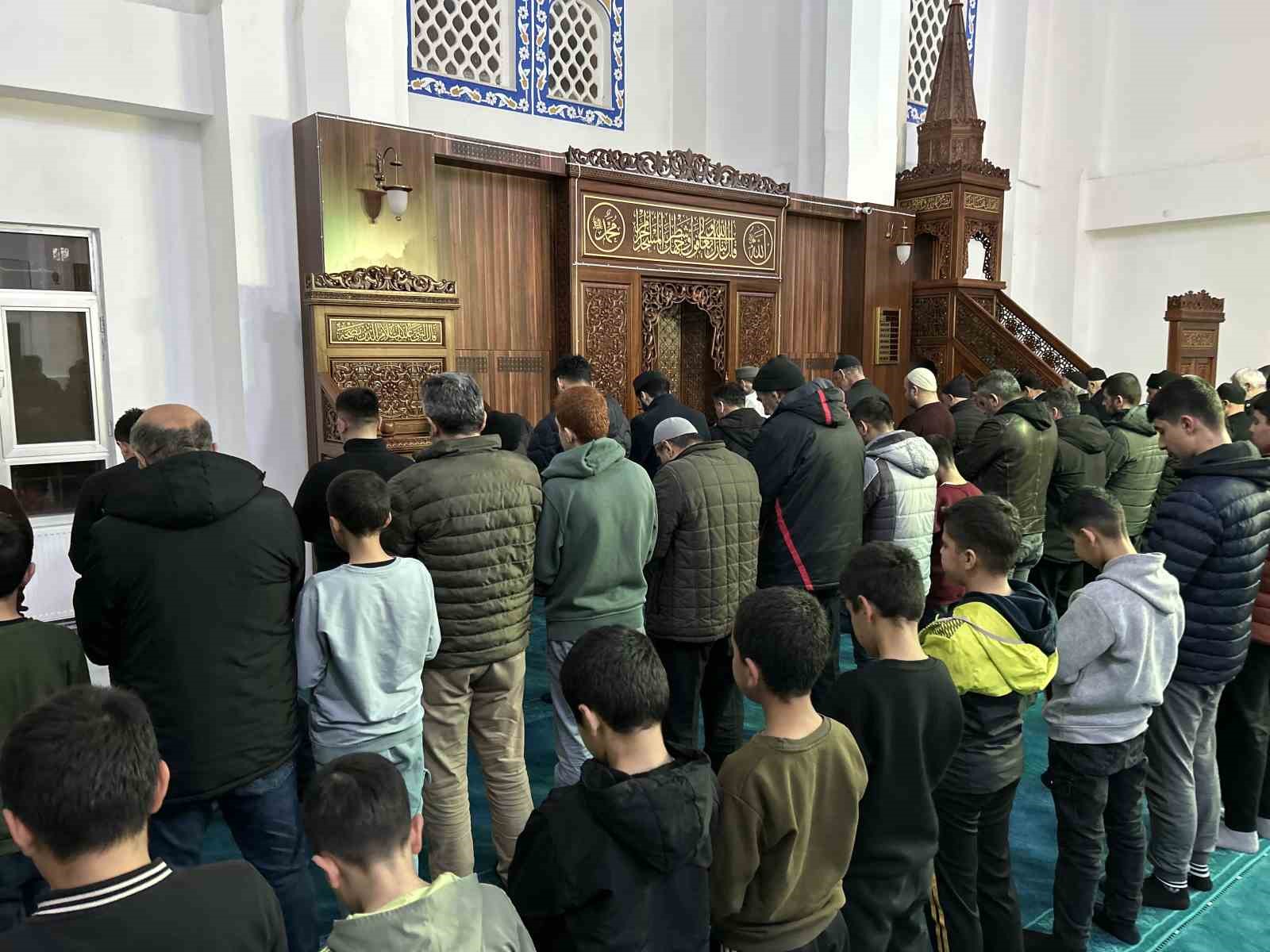 Van’da Ramazan ayının ilk teravih namazı kılındı
