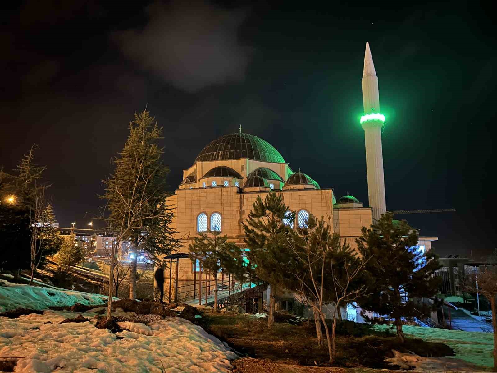 Van’da Ramazan ayının ilk teravih namazı kılındı
