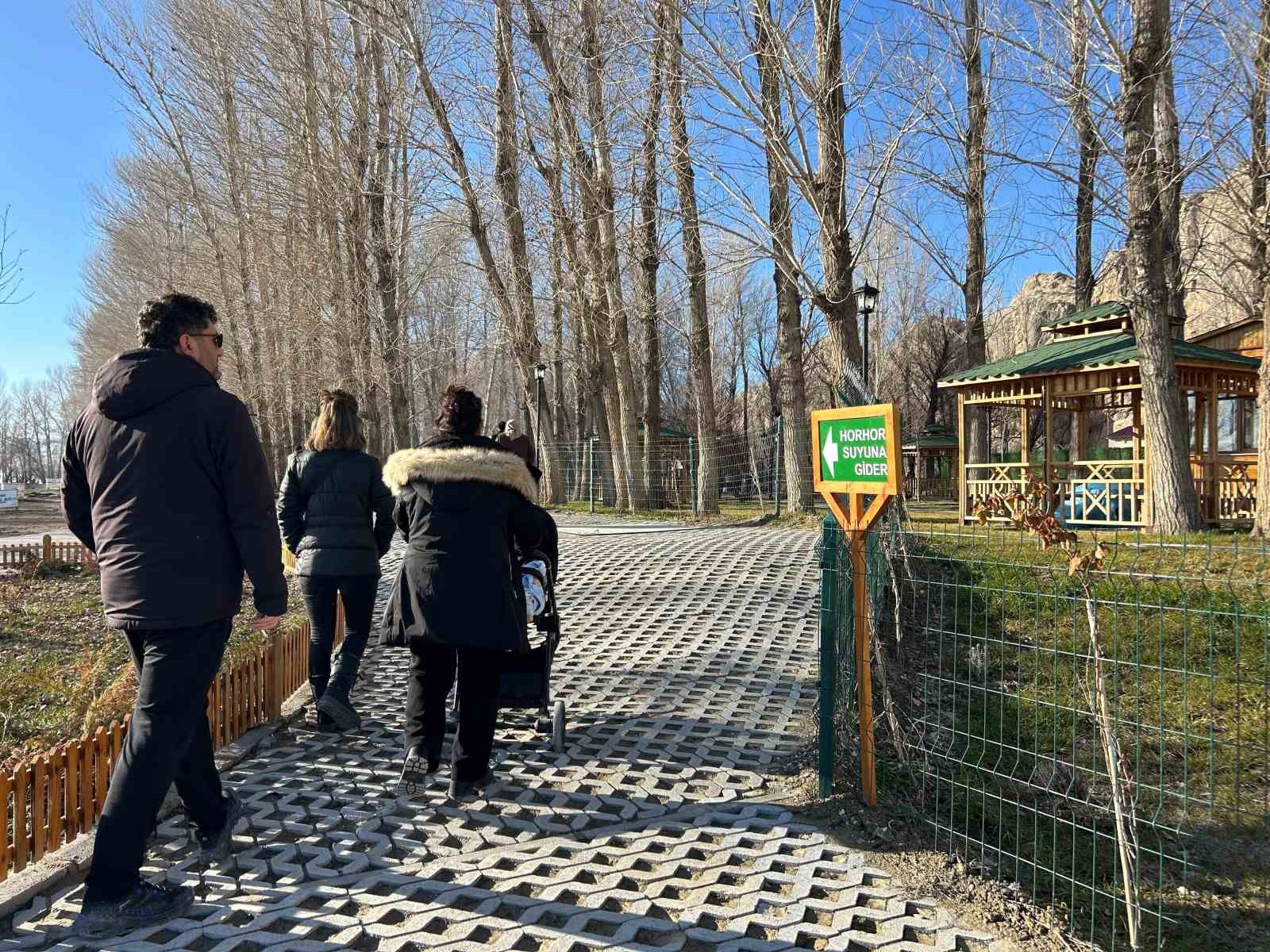 Van’da Ramazan öncesi manevi atmosfer tarihi camide yaşanıyor
